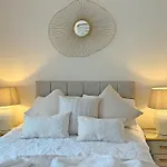 The Guards Quarters - Uk47594 실로스